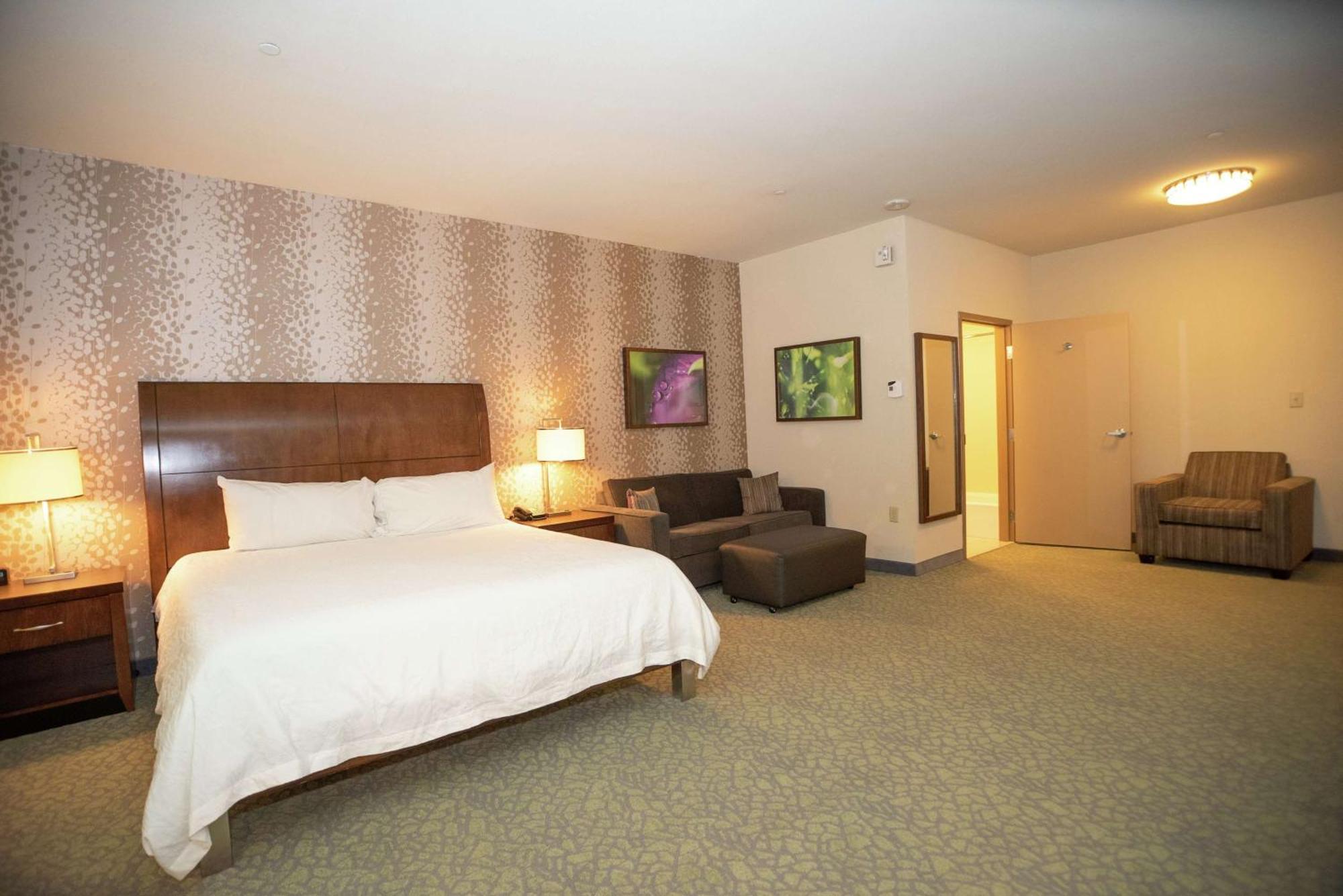 One-Bedroom King Suite Bathtub Mobility Access